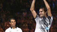 Roger Federer slaví, pihlíí smutný Rafael Nadal.