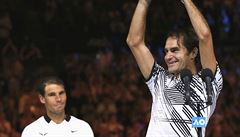 Roger Federer slaví, p�ihlí�í smutný Rafael Nadal.