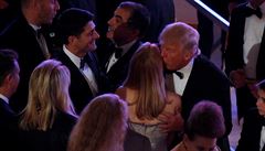 Donald Trump se vítá s hosty.