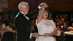 Viceprezident Mike Pence taní se svou manelkou Karen.
