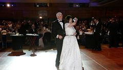 Mike Pence taní se svou enou Karen na plese.