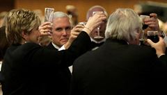 Mike Pence a Donald Trump pipíjejí na budoucnost USA.