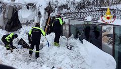Italští záchranáři pokračují v hledání zavalených osob. | na serveru Lidovky.cz | aktuální zprávy