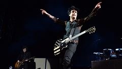 Americká kapela Green Day vystoupila 22. ledna v Praze. Na snímku vpravo zpvák...