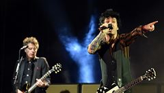 Americká kapela Green Day vystoupila 22. ledna v Praze. Na snímku vpravo zpvák...