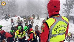 Italtí záchranái a dobrovolníci na míst netstí.