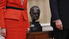 Busta Winstona Churchilla mezi Trumpem a Mayovou pi fotografování.