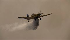 Chile se snaí hasit také pomocí letadel