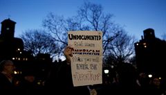 Demonstrátoi na Washington Square Park protestují proti Donaldu Trumpovi