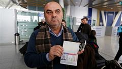 Fuad Sharef ukazuje svj pas