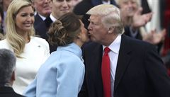 Donald Trump líbá svou enu Melanii po píchodu na balkon Kapitolu, kde sloí...