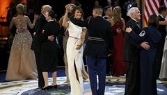 Prezidentský pár pi tanci s písluníky americké armády na inauguraním plesu...