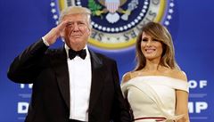 Prezident Trump salutuje na inauguraním plesu americké armády.