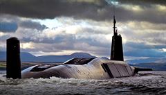 Britská ponorka HMS Vengeance nesoucí raketový systém Trident pi cest na svou...