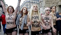 'Pa pa Benedikte'. Polonah Femen slavily odchod papee