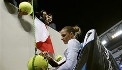 Karolína Plíková rozdává autogramy po vítzném zápase.
