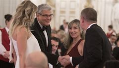 Ministr financí Andrej Babi s partnerkou Monikou se na plese na Praském hrad...