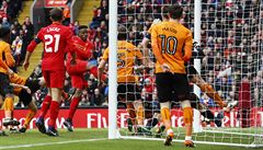 Divock Origi z Liverpoolu stílí gól na 1:2.