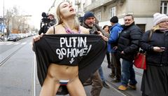 Putine, vrať se domů! Polonahá aktivistka z ukrajinského hnutí za ženská práva...