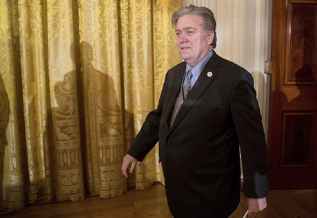 Hlavní Trumpv poradce Steve Bannon pichází na ceremonii skládání slibu...