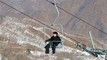 Kim Čong-un na lanovce ve svém luxusním resortu.