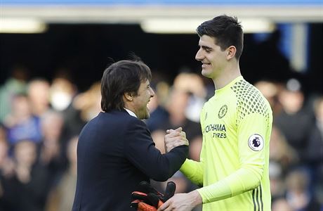 Manaer Chelsea Antonio Conte a glman Thibaut Courtois po derby s Arsenalem.