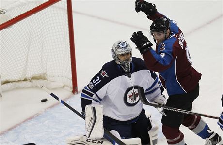 Matt Duchene se konen dokal. Stáhli ho bhem zápasu.