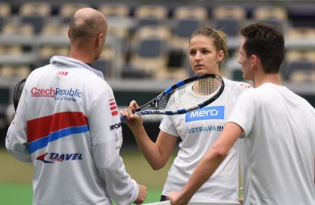 Karolna Plkov a Petr Pla pi trninku na 1. kolo Fed Cupu proti panlsku.