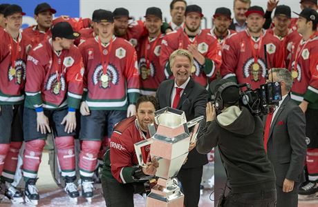 Kapitn Frlundy Joel Lundqvist pebr trofej pro vtze hokejov Ligy mistr.