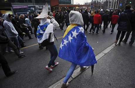 Demonstrantky zahalé v bosenské vlajce