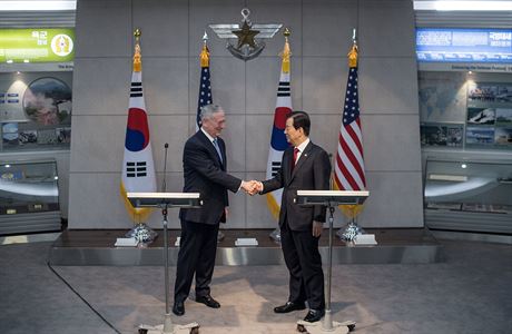 Americk ministr obrany Mattis a jeho jihokorejsk protjek Han Min-Koo.
