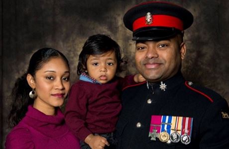 Johnson Beharry, dritel Viktoriina ke, se svou rodinou.