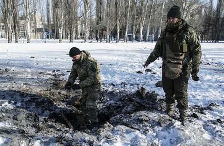 Ukrajint vojci prohledvaj krter po vybuchl min v Avdijivce.