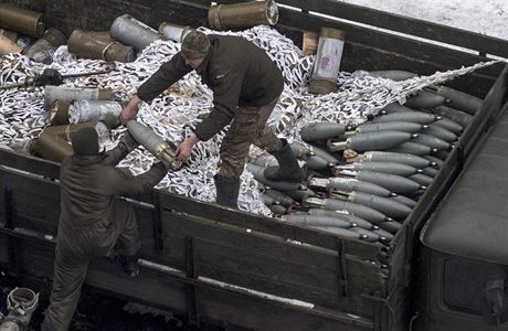Ukrajint vojci nabjej munic tank v obci Avdijivka.