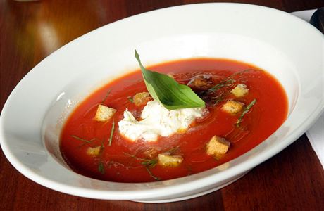Studená tomatová polévka se sýrem burrata (125 K).