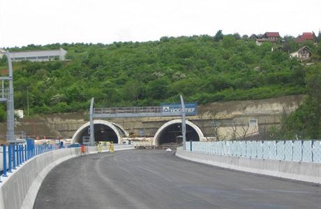 Portál tunelu Lochkov na jiní ásti praského okruhu.