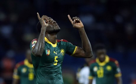 Michael Ngadue-Ngadjui slaví gól v kamerunském dresu.