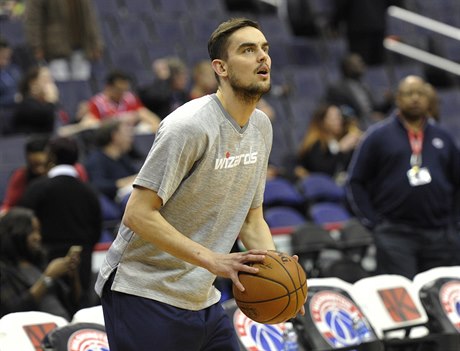 eský hrá Washington Wizards Tomá Satoranský se rozcviuje ped zápasem...