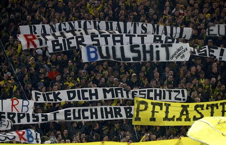 Urážlivé transparenty v proslulém kotli fanoušků Dortmundu při zápase s Lipskem.