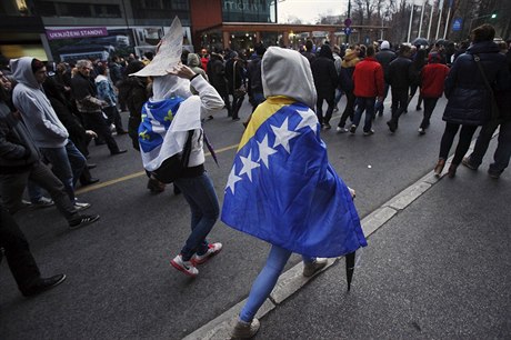 Demonstrantky zahalé v bosenské vlajce