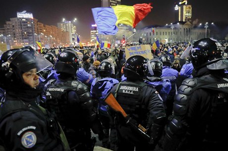 Desetitisíce Rumun vyrazily na protest proti vlád do ulic.