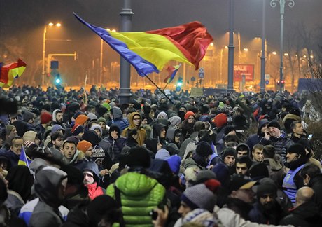 Lidé protestují v ulicích.