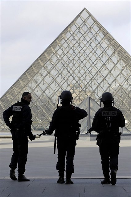 Francouztí policisté dohlíí na prostor ped Louvrem.