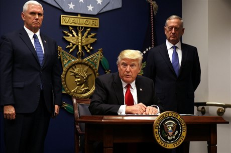 Donald Trump, vpravo ministr obrany James Mattis, vlevo viceprezident Mike Pence.