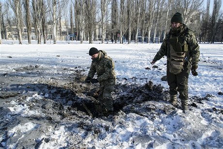 Ukrajintí vojáci prohledávají kráter po vybuchlé min v Avdijivce.