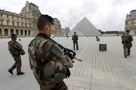 Francouztí vojáci hlídkují u paíského muzea Louvre.