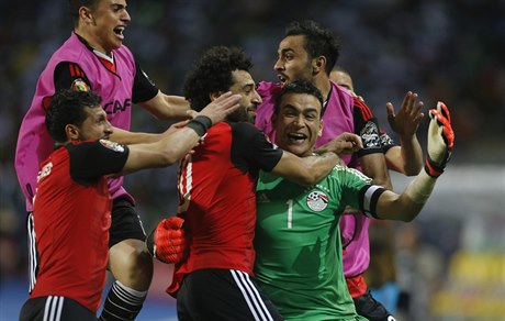 Fotbalisté Egyptu skákají na hrdinu Essama El-Hadaryho, který jim v penaltovém...