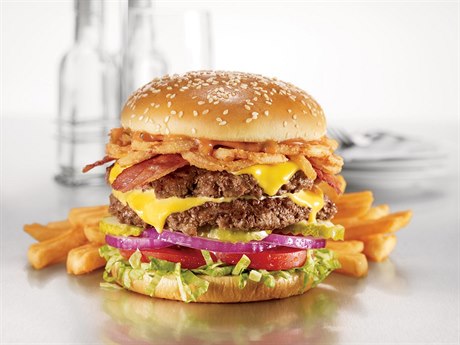Dvojitý cheesburger podle vlastní chuti z restaurace Denny's