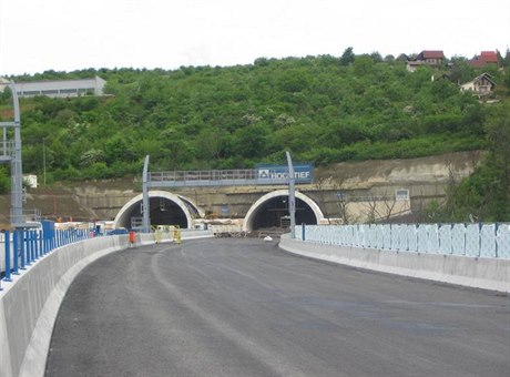 Portál tunelu Lochkov na jiní ásti praského okruhu.