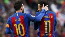Messi a Neymar slaví gól.